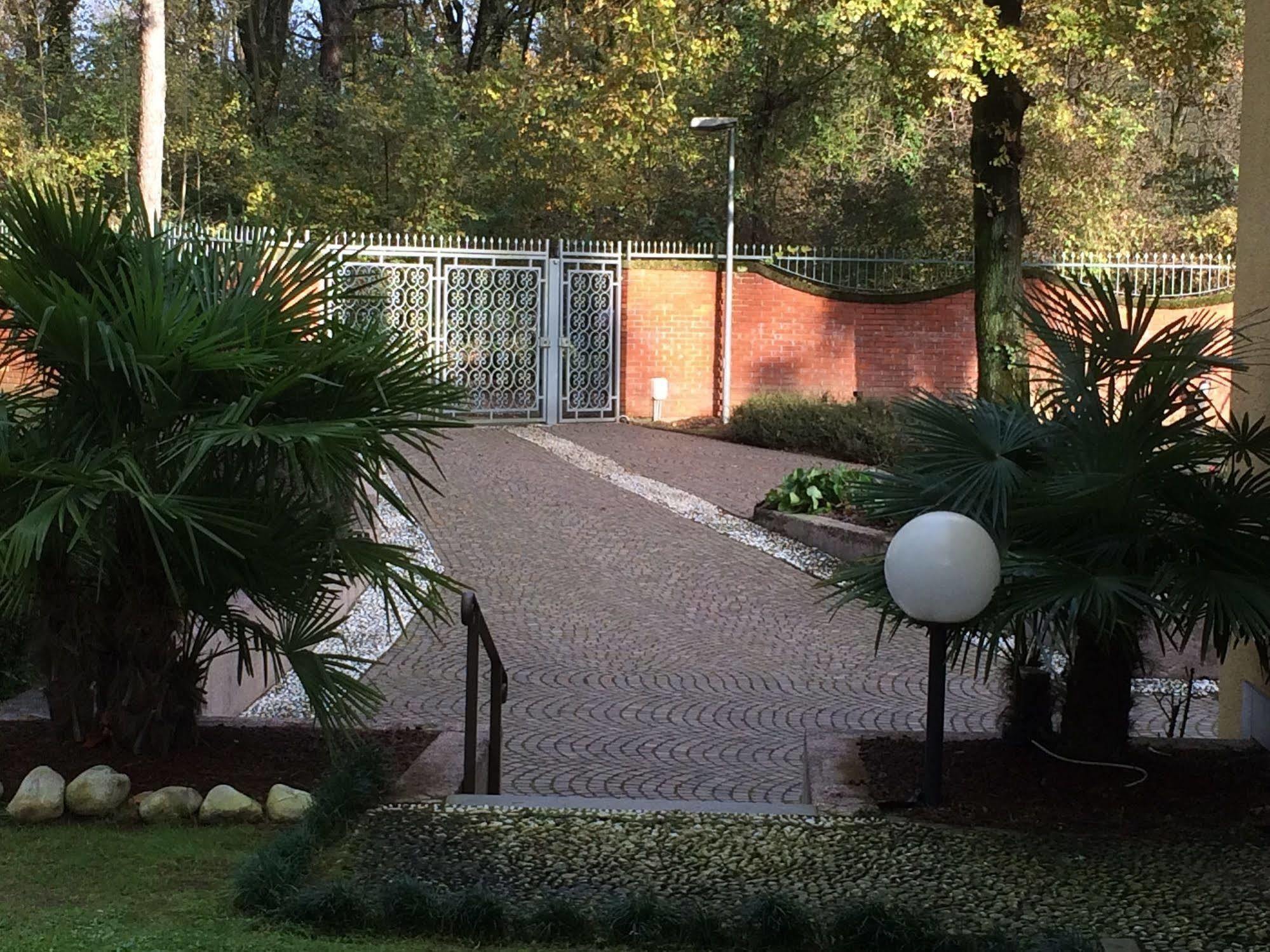 Bed&Garden Bed and Breakfast Cesate Exteriör bild